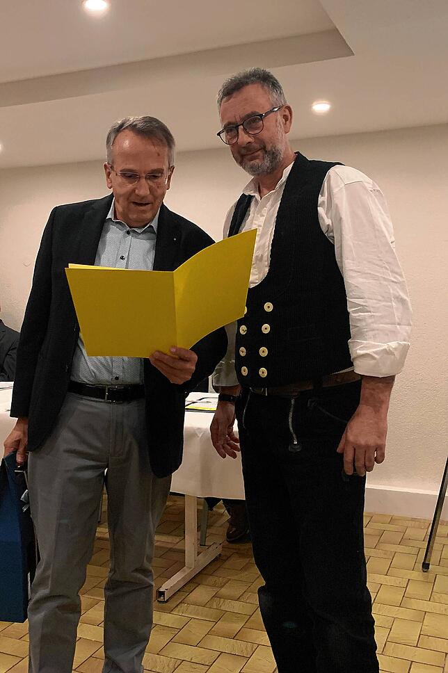 Der Vorsitzende der Freien Wähler Bad Säckingen, Gerhard Faller (links), zeichnet Bruno Lehmann für zehn Jahre Mitgliedschaft aus. Foto: ...