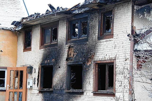 An der Hausrückseite zur Mühlenstraße hin, kann man am Tag nach dem Brand erahnen, wie die Flammen aus dem Gebäude schlugen.