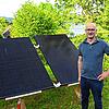 Markus Martin von der Zukunftsinitiative in Bodman-Ludwigshafen zeigt die Solaranlage in seinem Garten, die er momentan baut.