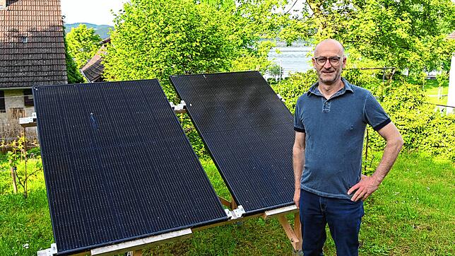 Markus Martin von der Zukunftsinitiative in Bodman-Ludwigshafen zeigt die Solaranlage in seinem Garten, die er momentan baut.