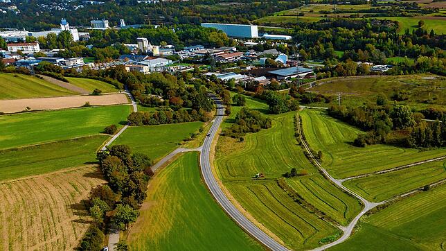 Auf diesen Feldern links und rechts der Niederwiesenstraße im Vordergrund soll eine Freiflächen-Photovoltaikanlage auf rund 15 Hektar ...