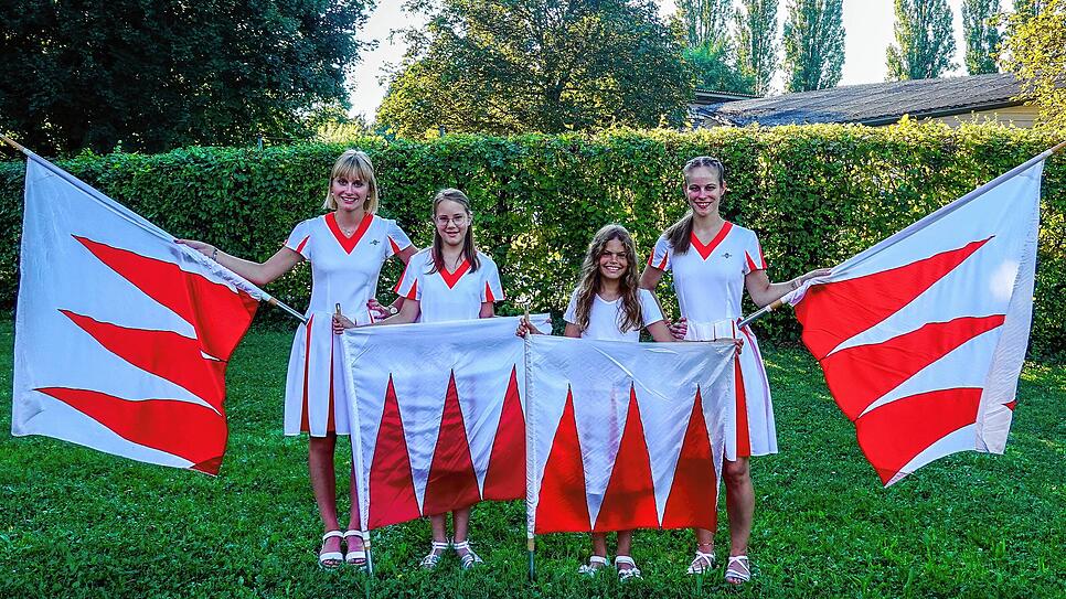 Die Fahnenschwingerinnen Tiengen: Madeleine Scharf, Lea Ebner, Anna Völkle und Lena Jensen (von links). Neben ihnen besteht die Gruppe ...