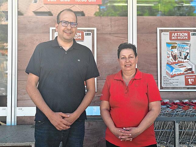 Marktleiter Jens Scholl mit seiner Mitarbeiterin Michaela Meyer, die seit 13 Jahren in dem Laden arbeitet.