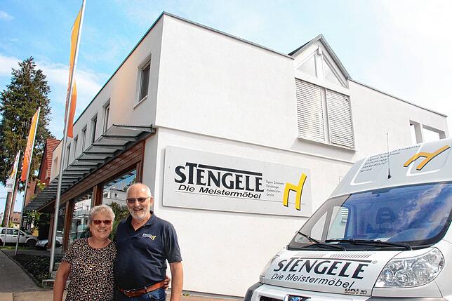 Margit und Martin Stengele  stehen vor ihrem Betriebsgelände. Die Firmengeschichte startete 1920 in einer kleinen Werkstatt an der ...