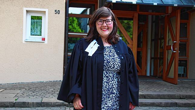 Sie hat auch als Frau in der Kirche gut lachen &ndash; und will zu den nötigen Veränderungen beitragen: Sofie Fiebiger ist Pfarrerin in ...