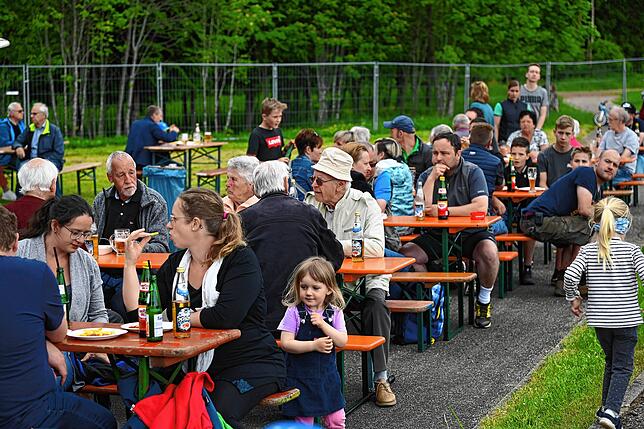 Die Gäste beim Vatertagsfest in Peterzell freuen sich, wieder zu einem Fest gehen zu können.
