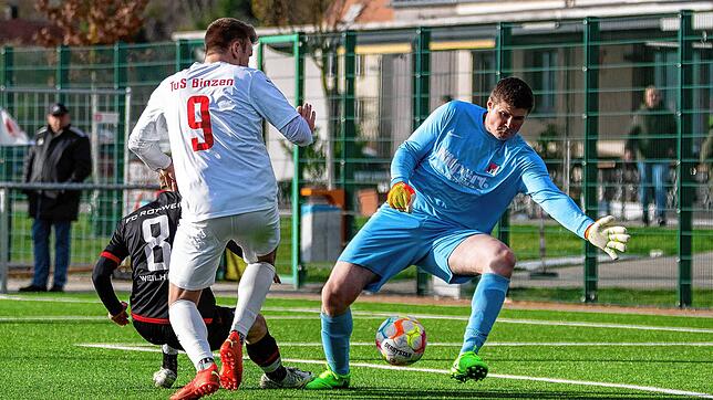 Nils Mayer (TuS Binzen, #09) scheitert in dieser Szene an Keeper Matthias Kaiser (FC RW Weilheim, #01). GER, TuS Binzen &ndash; FC RW ...