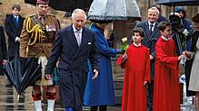 Wenn es sein muss, trägt Jonathan Thompson auch mal den Schirm von König Charles III. &ndash; so wie hier nach einem Regenguss in Hamburg.