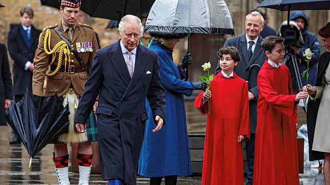 Wenn es sein muss, trägt Jonathan Thompson auch mal den Schirm von König Charles III. &ndash; so wie hier nach einem Regenguss in Hamburg.