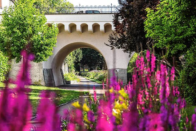 Blick durch die Obertorbrücke in den Radolfzeller Stadtgarten.