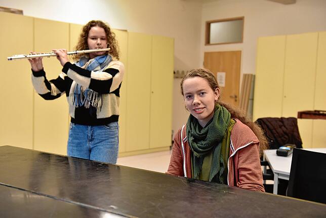 Lena Ebner (links) und Clara Kütemeier im Duett in der Musikschule.