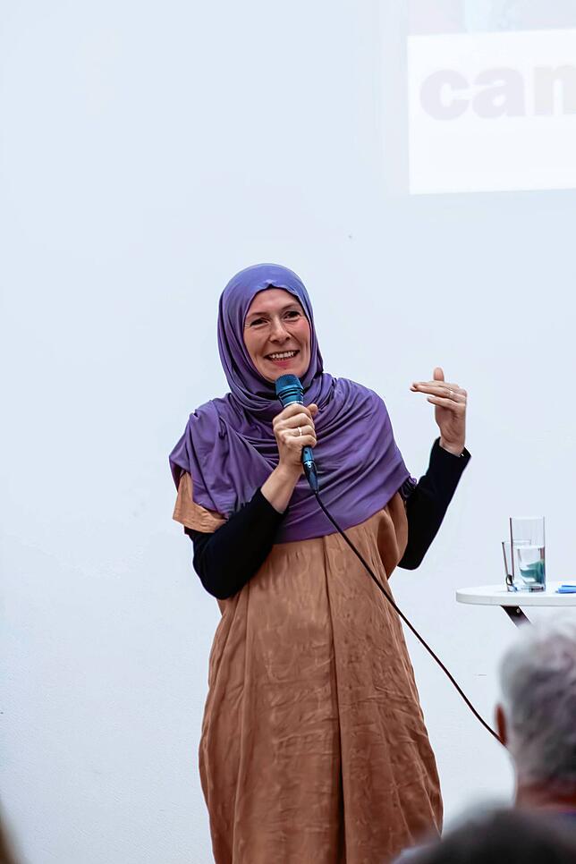 Stefanie Tapal-Mouzon bei einem Vortrag im österreichischen Vorarlberg unweit des Bodensees.
