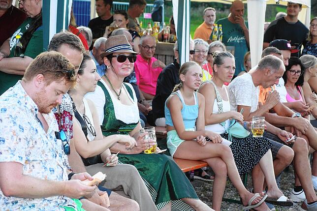 Die Besucher warteten mit ihren Losen auf den Siegerfladen im Bereich vor dem Zelt.