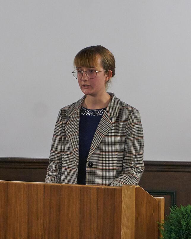 Emotional: Einen ganz persönlichen Glückwunsch richtete Enkelin Julia Huber an ihren Großvater und überbrachte die Dankesworte des Geehrten.