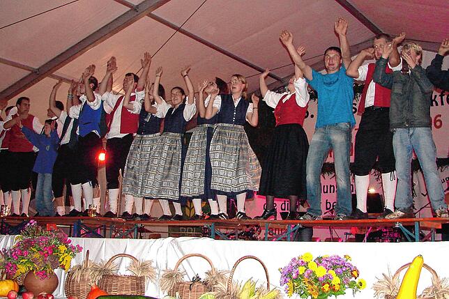 Zum Abschluss des Kreiserntedankfestes 2006 hat die Landjugend Mönchweiler mit ihren Gästen allen Grund zum Feiern. Vier Tage eines ...