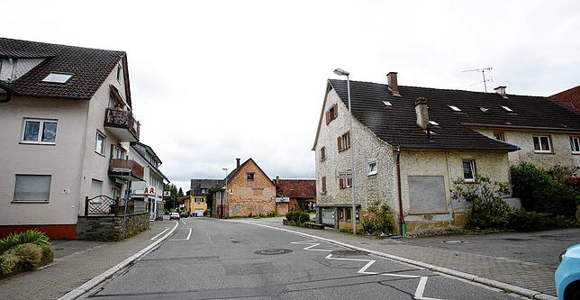 Dieses Gebäude (rechts) in der Litzelstetter Martin-Schleyer-Straße soll einem Studentenwohnheim mit 39 Appartements weichen. Auf der ...