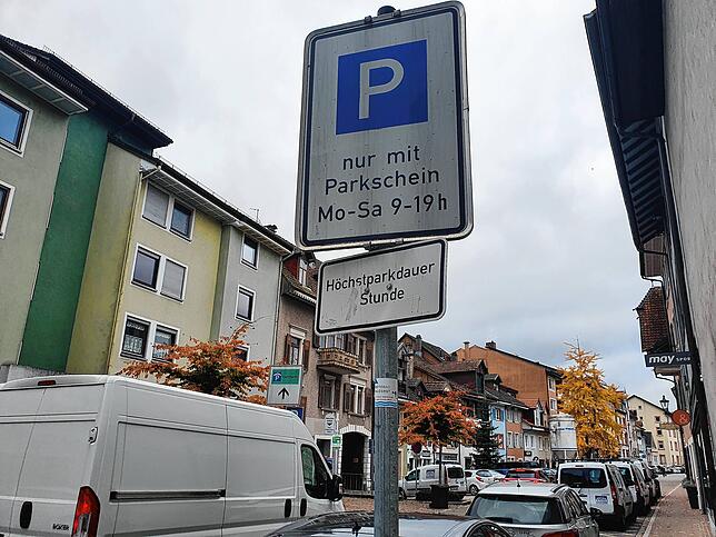 Derzeit darf in der Rheinstraße auf beiden Fahrbahnen geparkt werden. Nach der Sanierung der Straße soll es nur noch Stellplätze entlang ...