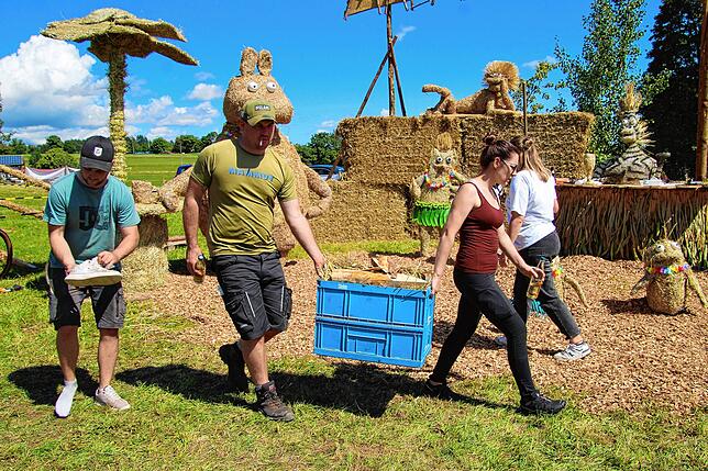Bild 13: Aufbauarbeiten zum 11. Höchenschwander Strohskulpturen-Wettbewerb mit Bauernmarkt in Höchenschwand