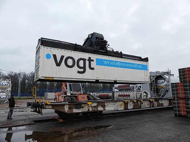Ein sogenannter Reachstacker lädt in Rhina die Container von den Waggons auf LKW um.