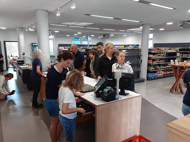 Schon gegen 8 Uhr hat sich an der Kasse eine kleine Warteschlange gebildet.