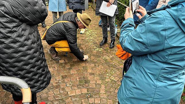 Historiker Oswald Burger fängt als Erster an, die Stolpersteine vor dem Baumamt zu putzen.