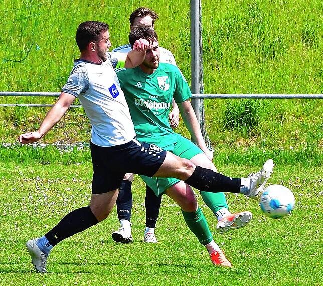 Sorge um den Kapitän: Marco Holzapfel (vorn, gegen Lukas Schäfer) vom SV Buch verletzte sich beim 4:0 gegen den SV Waldhaus vermutlich ...