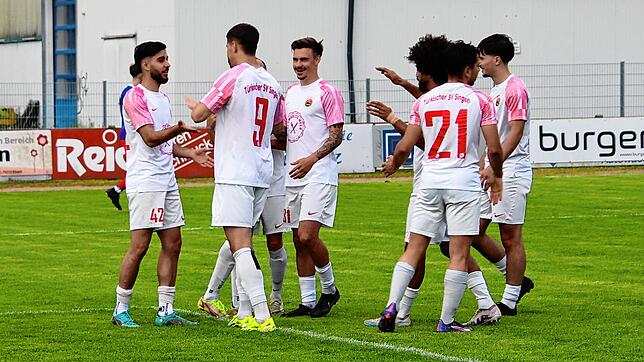 Jubel beim Türk. SV Singen nach dem Sieg in der Verbandsliga gegen den FV Elzach-Yach.