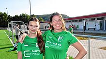 Die jüngste und die älteste Spielerin der aktuellen TuS-Damenmannschaft: Lilly Wetzel (links) und Lisa Janosch.