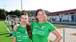 Die jüngste und die älteste Spielerin der aktuellen TuS-Damenmannschaft: Lilly Wetzel (links) und Lisa Janosch.