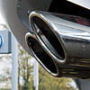 Der Auspuff eines Autos mit einem Dieselmotor ist vor einem Volkswagen-Händler zu sehen. Auch das Landgericht Waldshut-Tiengen ...