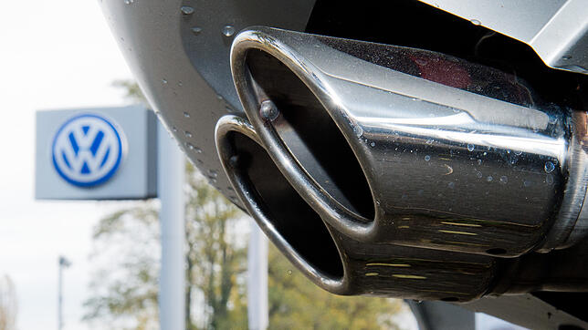 Der Auspuff eines Autos mit einem Dieselmotor ist vor einem Volkswagen-Händler zu sehen. Auch das Landgericht Waldshut-Tiengen ...