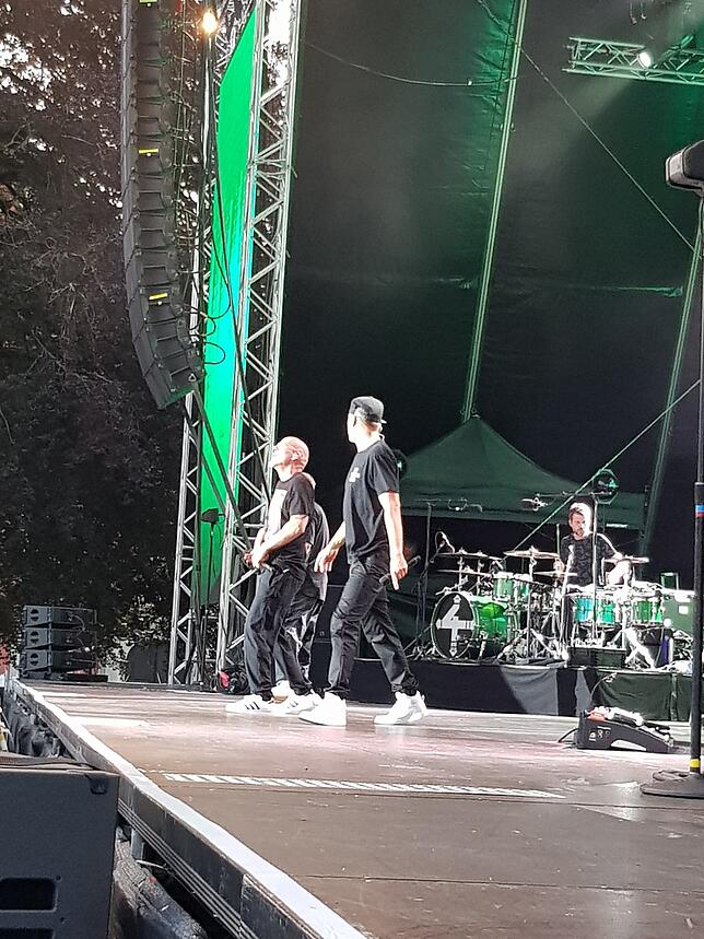 Thomas und Michi heizen den Fans zum Auftakt des Konzerts ein.