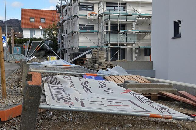 Der Bauzaun in der Gehrenbergstraße hielt dem Sturm nicht stand.