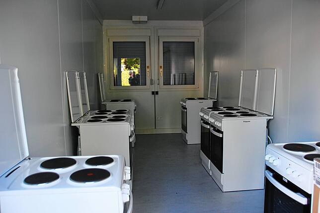 Gekocht werden muss in einem Küchencontainer, der eigens vor der Halle aufgestellt wurde. Aktuell werden hier noch Spülbecken für den ...