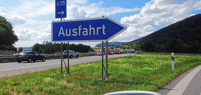 Der Verkehr wird bei Geisingen auf die Bundesstraße umgeleitet.