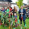 Eine alte Tradition in Oberalpfen: Wenn es im Dorf Nachwuchs gibt, wird ein bunter Baum gestellt. Die Spitze der Fichte wird von den ...