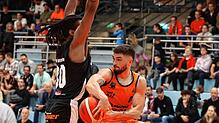 Mateus Rodrigues und die Schwenninger Black Forest Panthers gehen am Sonntag als Favorit in das Heimspiel gegen Haiterbach. Bild: Müller