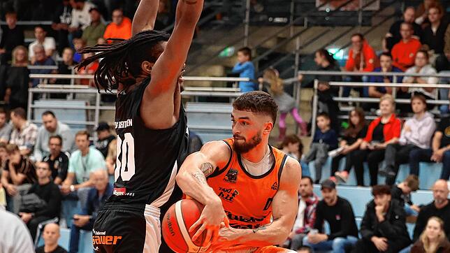 Mateus Rodrigues und die Schwenninger Black Forest Panthers gehen am Sonntag als Favorit in das Heimspiel gegen Haiterbach. Bild: Müller