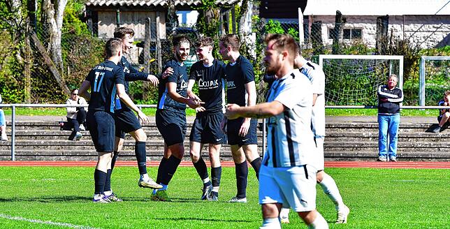 Bild 1: SG FC Wehr/Brennet siegt im Spitzenspiel mit 3:1 gegen FC WIttlingen – und wir haben Fotos!