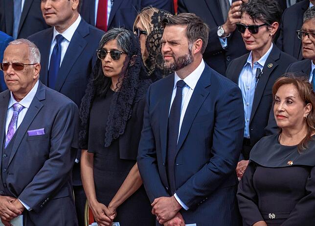 Der neue Papst Leo XIV. steht bei seiner Amtseinführung auf dem Petersplatz.