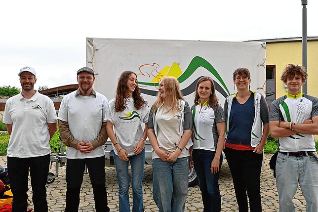 Sie versorgen die Radfahrer nach der anstrengenden Fahrt: Das Küchenteam von links: Helmut Staiger-Fabricius, Maurice Müller, Yara ...
