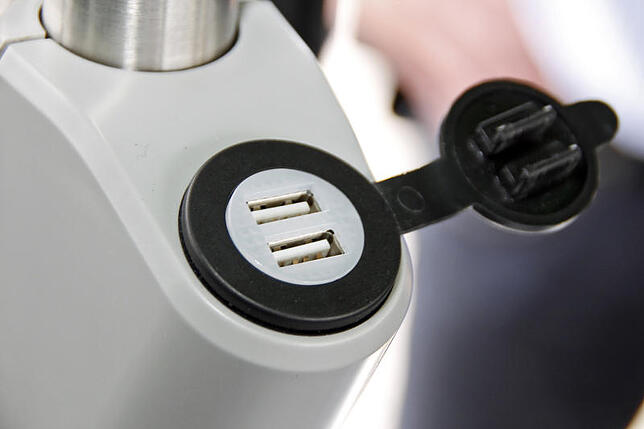 Fünf USB-Anschlüsse stehen Fahrgästen in allen neuen Bussen zur Verfügung, um zum Beispiel Smartphones aufzuladen.