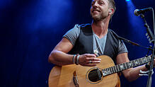 James Morrison braucht nicht viel, um seine Fans zu begeistern: Der Brite hat ein Händchen für seine Gitarre und für Songs, die auch 13 ...