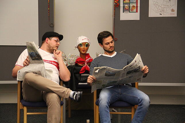Tim Schwenke (links) und Christoph Zeiser von der Garde geben einen kleinen Einblick in die Proben für den Narrenspiegel der Narrizella.
