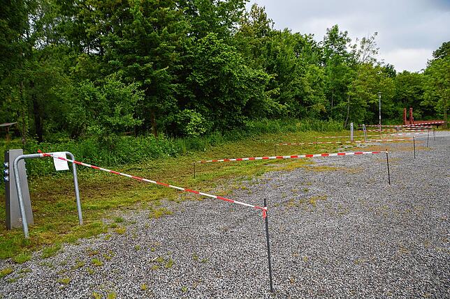Pfosten und Flatterbänder markieren die einzelnen Parzellen, damit die Abstände eingehalten werden.