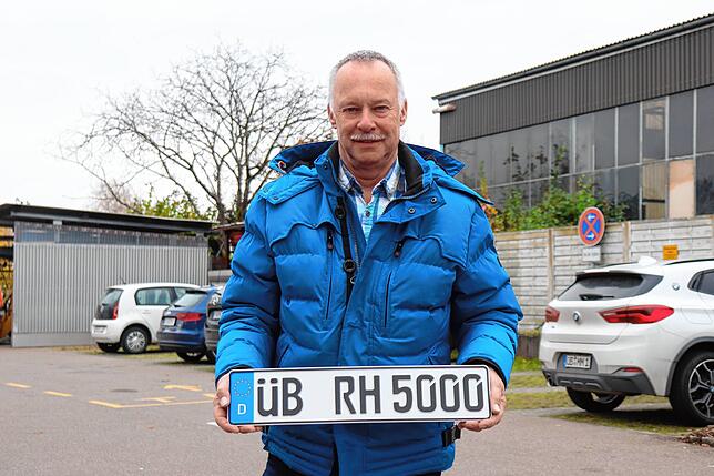 Stolz auf sein neues ÜB-Kennzeichen: Der Überlinger Rüdiger Härlen.
