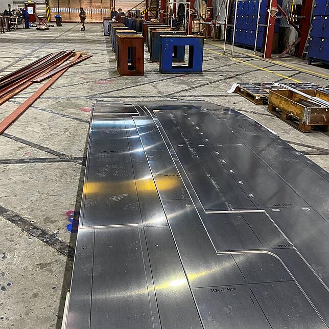 Brennstart in der Werft Ostseestaal in Stralsund: Das erste Bauteil für das nach Katamaran-Prinzip geplante E-Schiff ist bereits gefertigt.