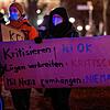 Brandenburg, Potsdam: Teilnehmer einer Gegendemonstation protestieren vor dem Brandenburger Tor gegen die Versammlung der Gegner von ...