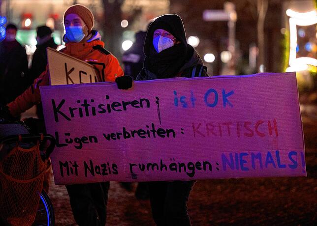 Brandenburg, Potsdam: Teilnehmer einer Gegendemonstation protestieren vor dem Brandenburger Tor gegen die Versammlung der Gegner von ...