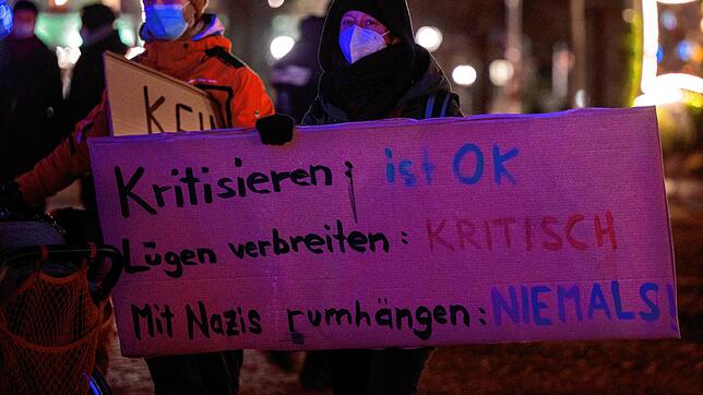 Brandenburg, Potsdam: Teilnehmer einer Gegendemonstation protestieren vor dem Brandenburger Tor gegen die Versammlung der Gegner von ...